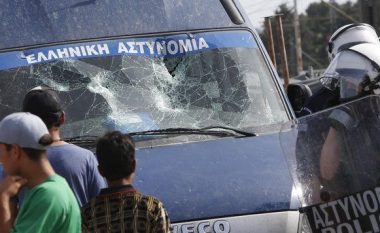 Përleshje në kufirin greko-maqedonas, furgoni i policisë përplas një refugjat