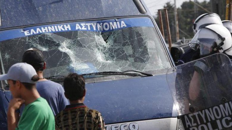 Përleshje në kufirin greko-maqedonas, furgoni i policisë përplas një refugjat