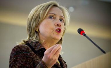 Clinton: Mos më fajësojnë mua, Obama e mori vendimin për Libinë