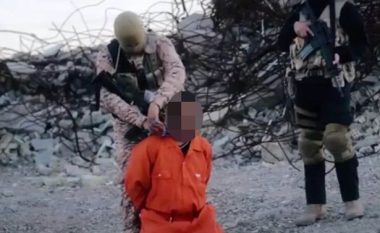 ISIS vret “spiunin” duke i vënë qafore me eksploziv në qafë (Video, +18)