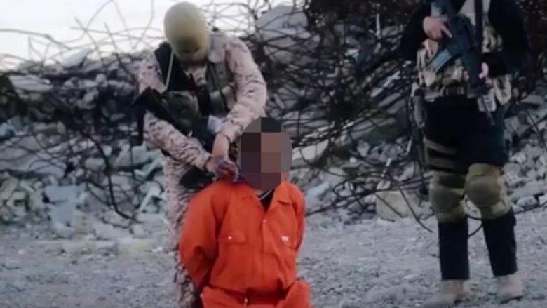 ISIS vret “spiunin” duke i vënë qafore me eksploziv në qafë (Video, +18)