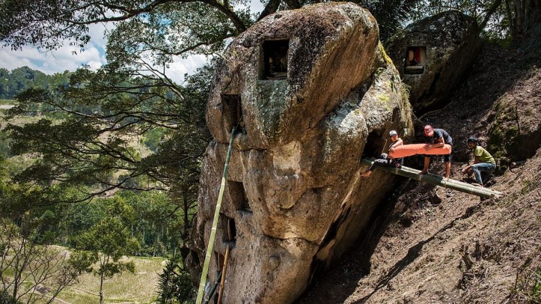 Dita e të vdekurve: Fisi indonezian nderon të vdekurit duke i zhvarrosur, veshur dhe pastruar (Foto, +18)