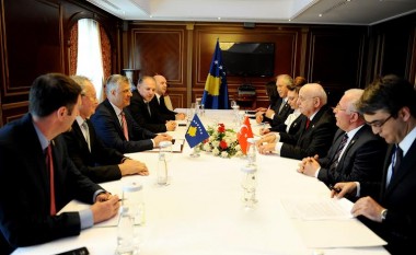 Thaçi e takoi kryetarin e parlamentit turk