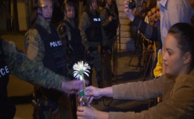 Kontra protestuesit me lule i përshëndesin pjesëtarët e njësive speciale (Video)