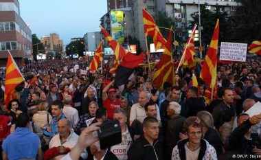 Sipas analistëve kriza politike më së tepërmi godet shqiptarët (Video)