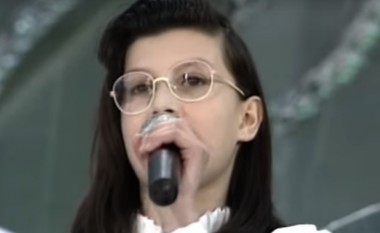 E njihni këtë këngëtare shqiptare, shikoni si duket tash (Foto/Video)