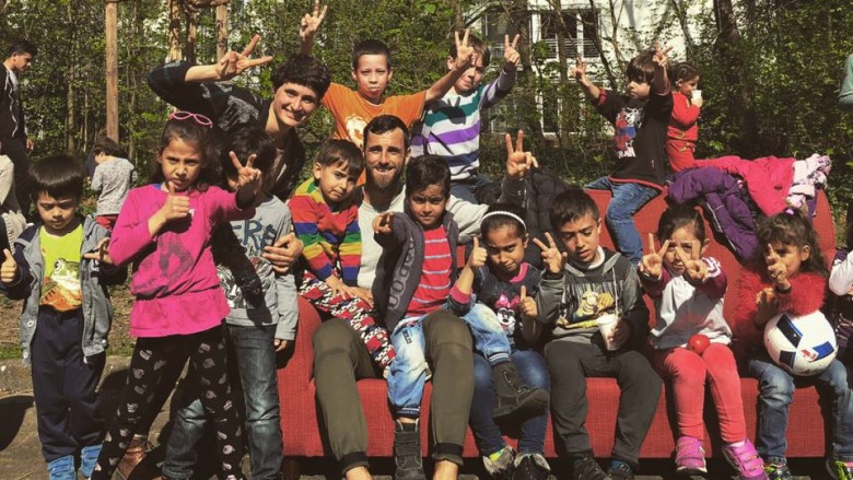 Vazhdon mirësia e Mavrajt, viziton refugjatët në Gjermani (Foto)