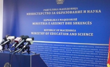 Ministria e Arsimit në Maqedoni ka dorëzuar një pjesë të teksteve të reja të shtypura për arsimin fillor