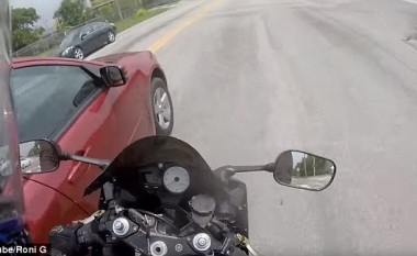 Ndjekje si nëpër filma: Shoferi i veturës tenton ta nxjerr nga rruga një motoçiklistë (Foto/Video)