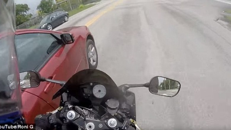 Ndjekje si nëpër filma: Shoferi i veturës tenton ta nxjerr nga rruga një motoçiklistë (Foto/Video)