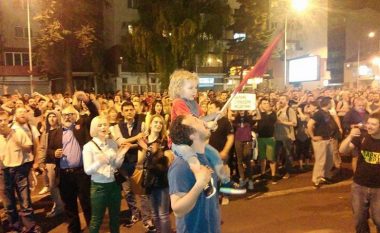 “Nuk ju amnistojmë”, porositën qytetarët mbrëmë në protestat paqësore në Shkup