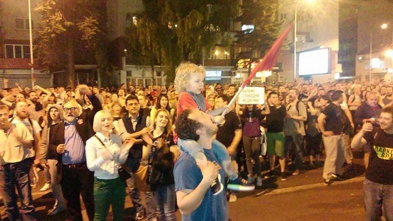 “Nuk ju amnistojmë”, porositën qytetarët mbrëmë në protestat paqësore në Shkup