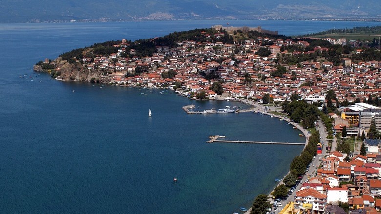 Bie niveli i ujit në liqenin e Ohrit, fajësohen organet maqedonase