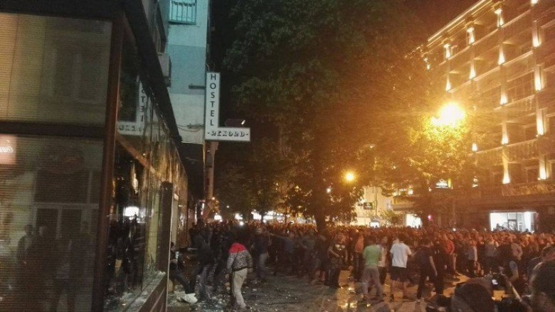 Protesta në Shkup, demolohen disa institucione dhe burgosen shumë protestues (Video/Foto)