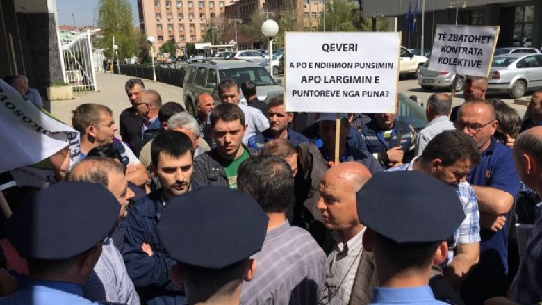 Protestojnë kundër largimit nga puna