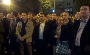 Protestuesit i thonë Zaev-it: Boll u fotografuat, bëni diçka!