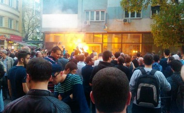 Hidhet bombë tymi në zyrën popullore të kryetarit Ivanov në Shkup (Foto)
