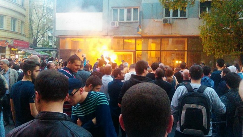 Hidhet bombë tymi në zyrën popullore të kryetarit Ivanov në Shkup (Foto)