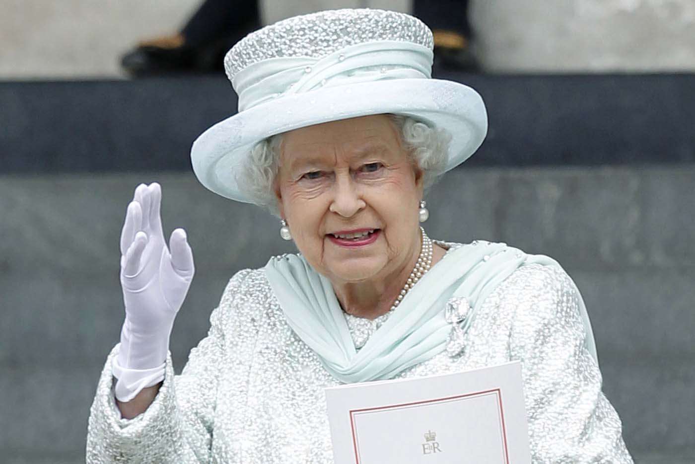 Britain's Queen Elizabeth II waves as she leaves St Paul's Cathedral after a national service of thanksgiving for the Queen’s Diamond Jubilee at in London on June 5, 2012. Britain's Queen Elizabeth II wraps up four days of diamond jubilee celebrations with a thanksgiving service and ceremonial carriage procession in London, a formal contrast to the spectacular pop tribute staged outside Buckingham Palace the day before. AFP PHOTO / IAN KINGTONIAN KINGTON/AFP/GettyImages ORG XMIT: