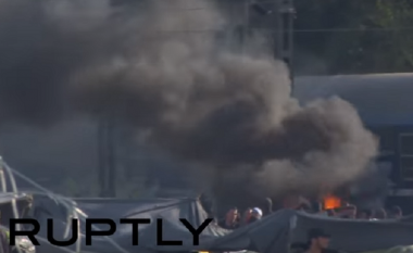 Refugjatët i’a vunë zjarrin një treni në Idomeni (Video)