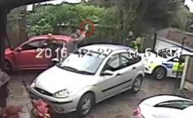 Shikoni se si policët e paarmatosur arrestojnë një burrë që i kërcënonte me revole (Video)