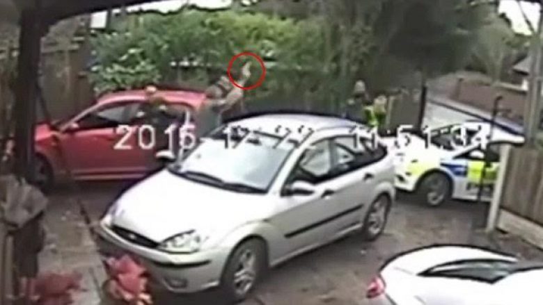 Shikoni se si policët e paarmatosur arrestojnë një burrë që i kërcënonte me revole (Video)