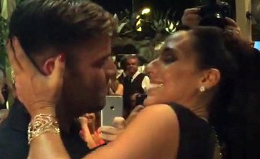 Është deklaruar homoseksual, por ylli botëror është kapur duke u puthur me një femër (Foto/Video, +16)