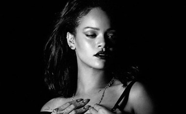 Rihanna tregon pirsingun në thimth (Foto/Video, +16)