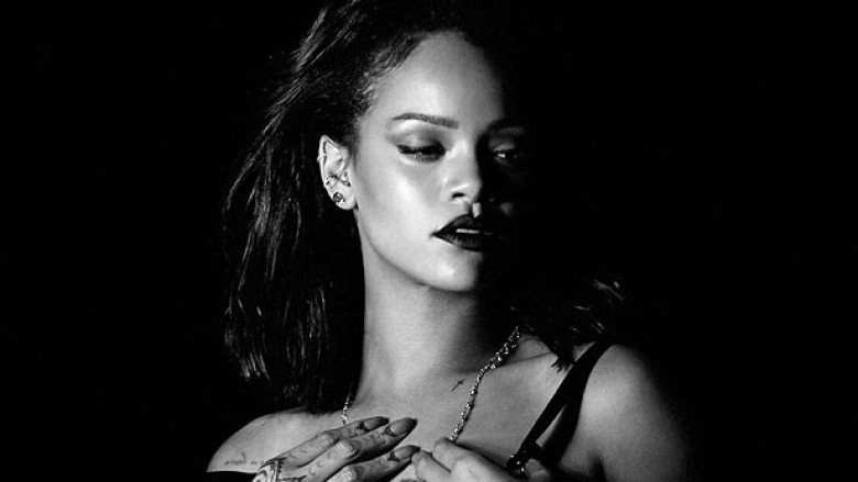 Rihanna tregon pirsingun në thimth (Foto/Video, +16)