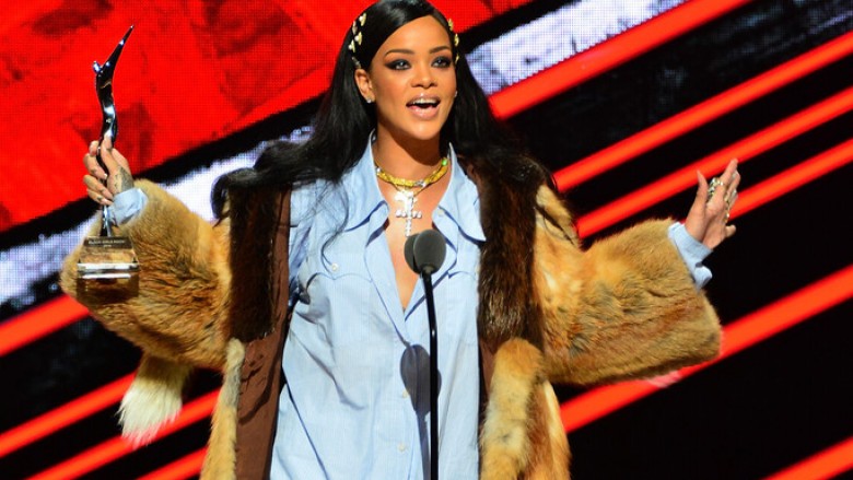 Rihanna barazon rekordin e “The Beatles”, synon atë të Mariah Careyt