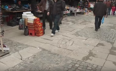 Rruga në Bit Pazar u përdor 1 vit, tani nuk kalohet (Video)