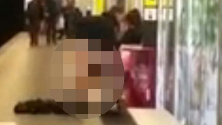 Kryejnë marrëdhënie seksuale në stacionin e trenit të mbushur plotë me pasagjerë (Video, +18)