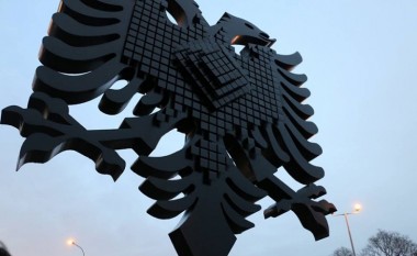 Kryqet dhe shqiponjat ndërtime të egra, Qyteti i Shkupit – jo kompetent