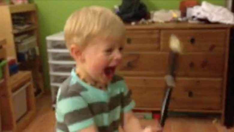 Momenti emocionues i fëmijës së shurdhër që për herë të parë dëgjon tingujt e fyellit (Video)