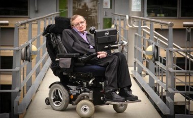 Stephen Hawking ndihmon në një projekt të ri për udhëtim ndëryjor
