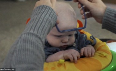 Prekëse: Shikoni reagimin e vogëlushit që pas marrjes së syzeve sheh për herë të parë nënën e vet (Foto/Video)