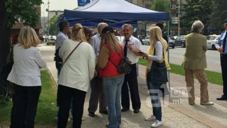 Qytetarët vendosin tenda para Kuvendit të Maqedonisë, përgatiten për protesta