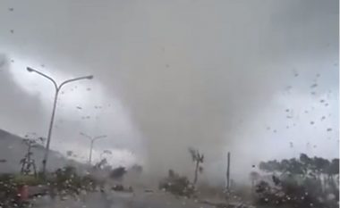 Momenti kur tornado përpinë gjithçka rreth vetes (Video)