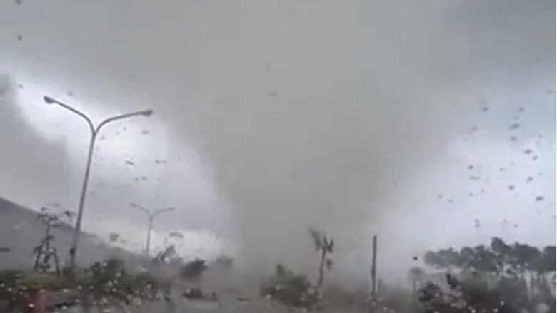 Momenti kur tornado përpinë gjithçka rreth vetes (Video)