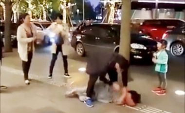 Rrah brutalisht gruan në mes të rrugës në prezencë të vajzës (Foto/Video, +18)