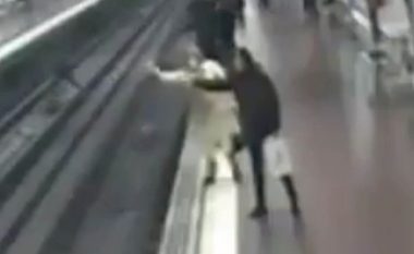 Shikoni se si polici shpëton nga vdekja e sigurt qytetarin që kishte rënë mbi hekurudhë (Video)