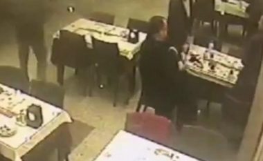 Vret shokun në restorant sepse pagoi në vend të tij (Video, +18)