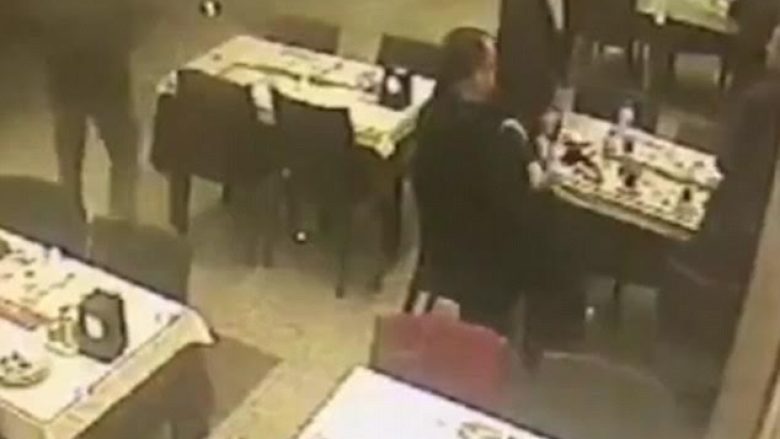 Vret shokun në restorant sepse pagoi në vend të tij (Video, +18)