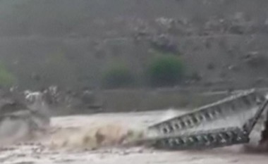 Momenti i shembjes së urës nga shirat e rrëmbyeshëm (Foto/Video)