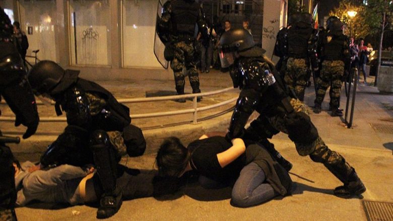 Ja momentet kur policia i arreston dhe rrah protestuesit në Shkup (Foto/Video)