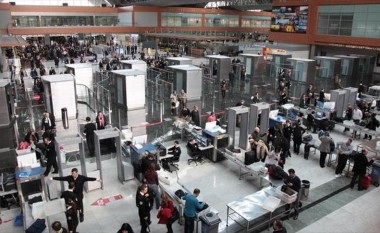 Për shkak të një alarmi për bombë evakuohet aeroporti në Varshavë