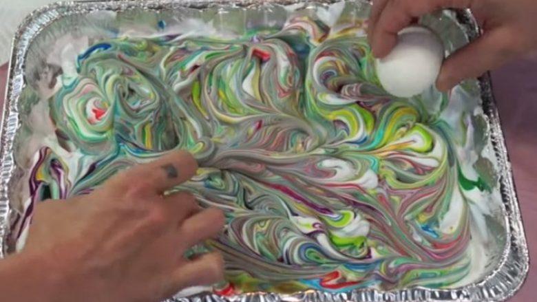 Ngjyrosni vezët me shkumë rroje dhe do të habiteni me rezultatin (Video)
