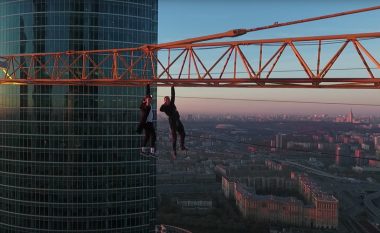 Kjo video do t’iu lë pa frymë: Shikoni çfarë bëjnë këta të rinj në vinçin 300 metra të lartë (Video)