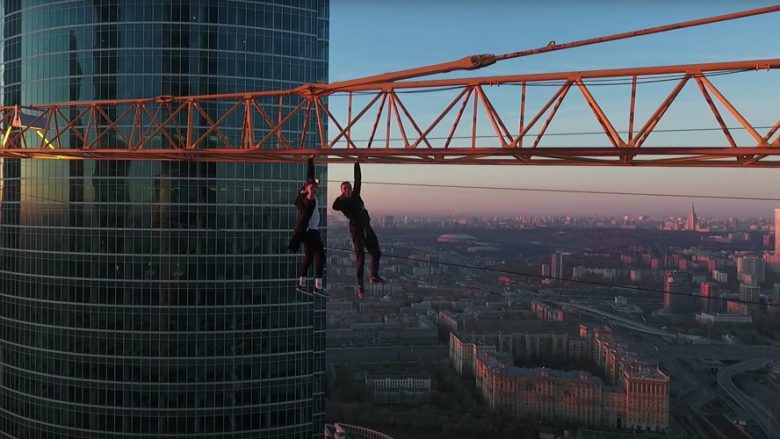 Kjo video do t’iu lë pa frymë: Shikoni çfarë bëjnë këta të rinj në vinçin 300 metra të lartë (Video)
