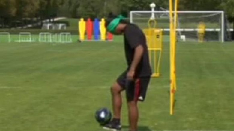 Ja sa e mbajnë topin pa rënë në tokë yjet e futbollit, por Ronaldinho në fund i bën të duken qesharakë (Video)